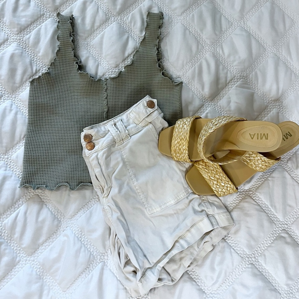 BKE Women's Tan Cargo Shorts